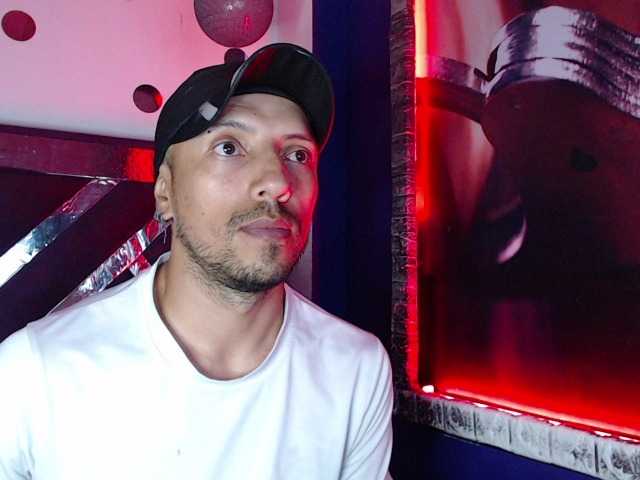 Live sex webcam photo for biglatin01 #276216717