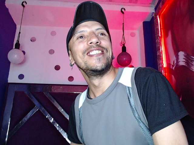 Live sex webcam photo for biglatin01 #276226128