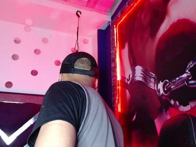 Live sex webcam photo for biglatin01 #276233734