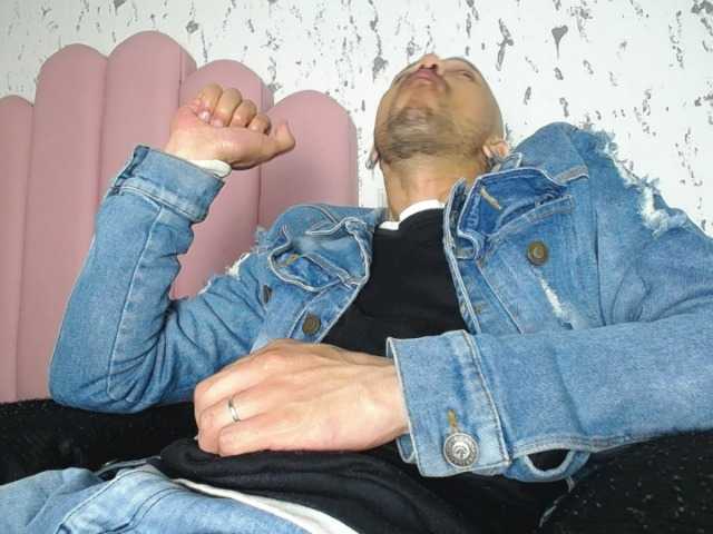 Live sex webcam photo for biglatin01 #276246432