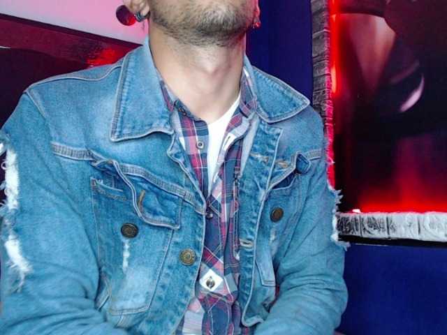 Live sex webcam photo for biglatin01 #276259774