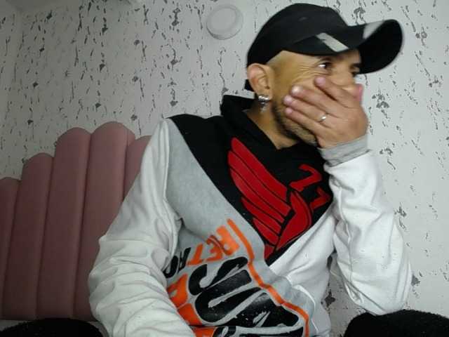 Live sex webcam photo for biglatin01 #276274253