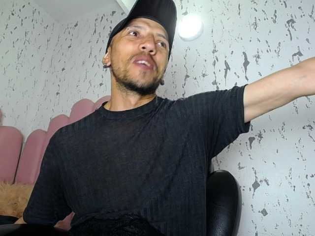 Live sex webcam photo for biglatin01 #276298451