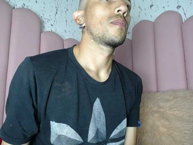 Live sex webcam photo for biglatin01 #276325530