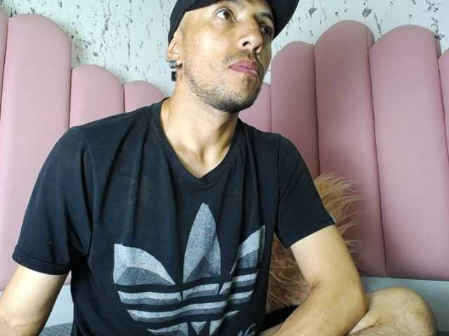 Live sex webcam photo for biglatin01 #276333117