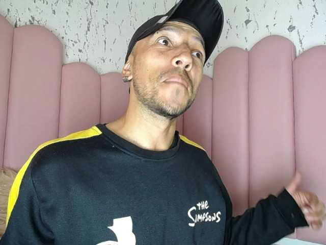 Live sex webcam photo for biglatin01 #276333966