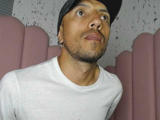 Live sex webcam photo for biglatin01 #276374990