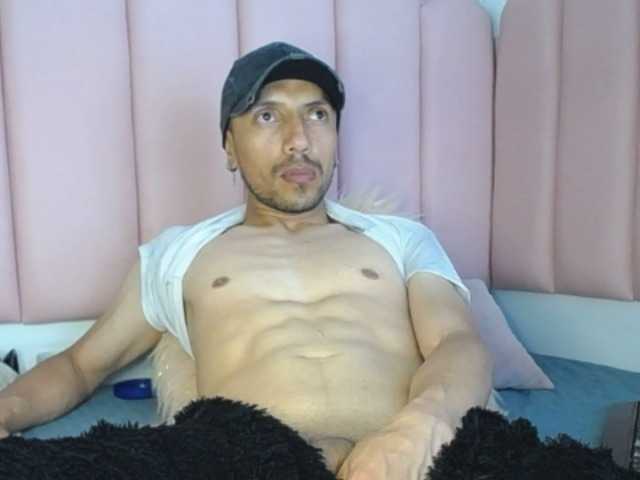 Live sex webcam photo for biglatin01 #276381603