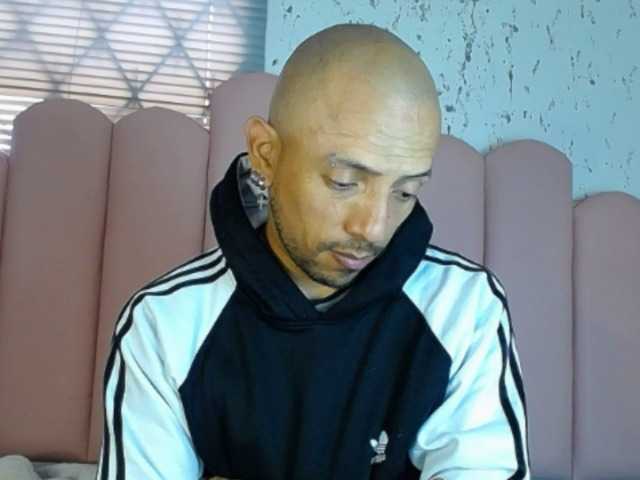 Live sex webcam photo for biglatin01 #276410312