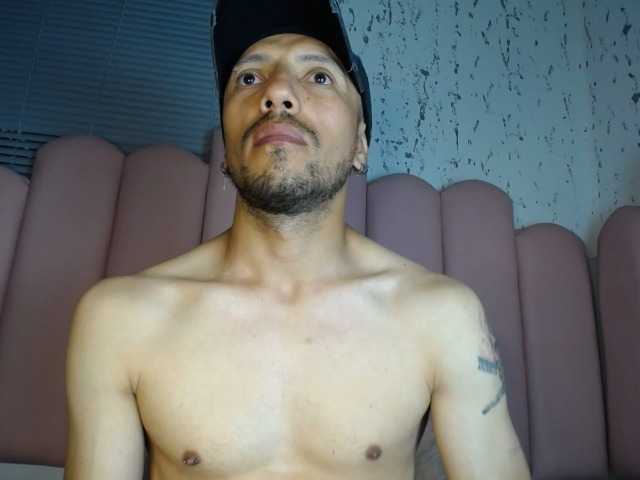 Live sex webcam photo for biglatin01 #276458823