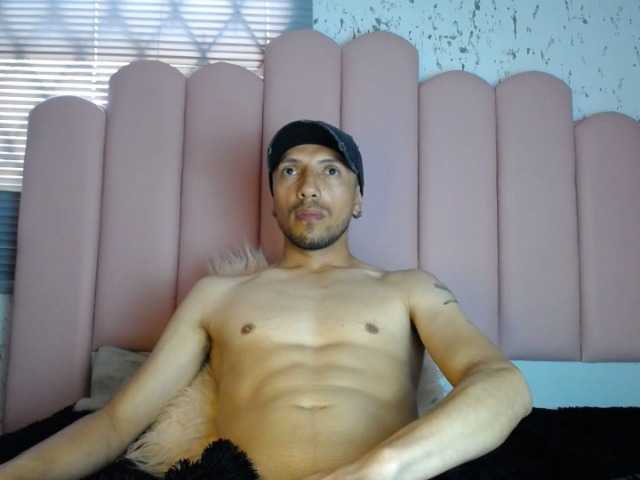 Live sex webcam photo for biglatin01 #276489076