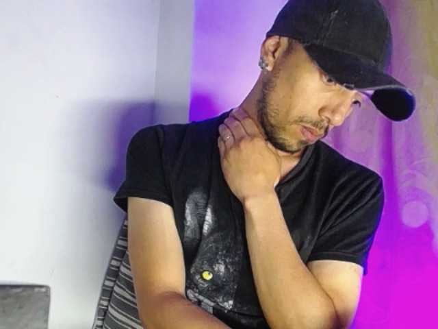 Live sex webcam photo for biglatin01 #276591363