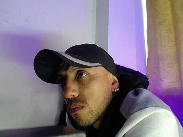 Live sex webcam photo for biglatin01 #276626723