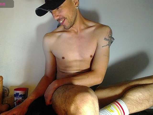 Live sex webcam photo for biglatin01 #277241712