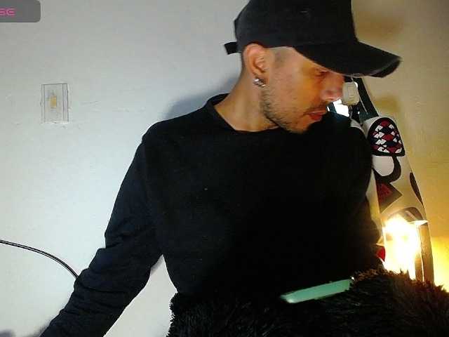 Live sex webcam photo for biglatin01 #277269390