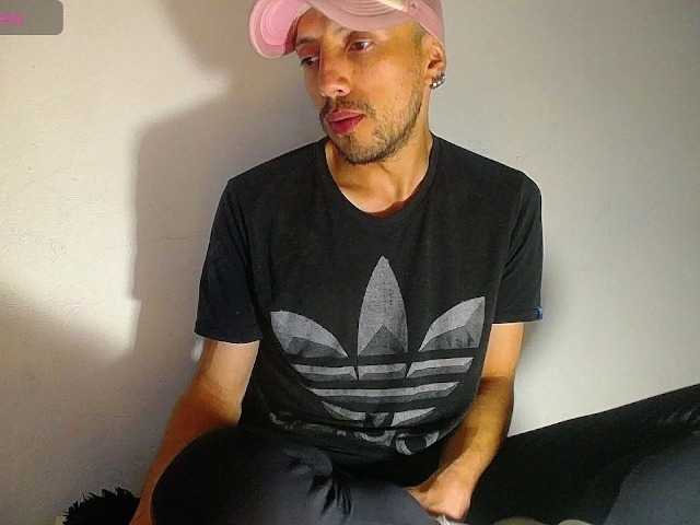 Live sex webcam photo for biglatin01 #277289180