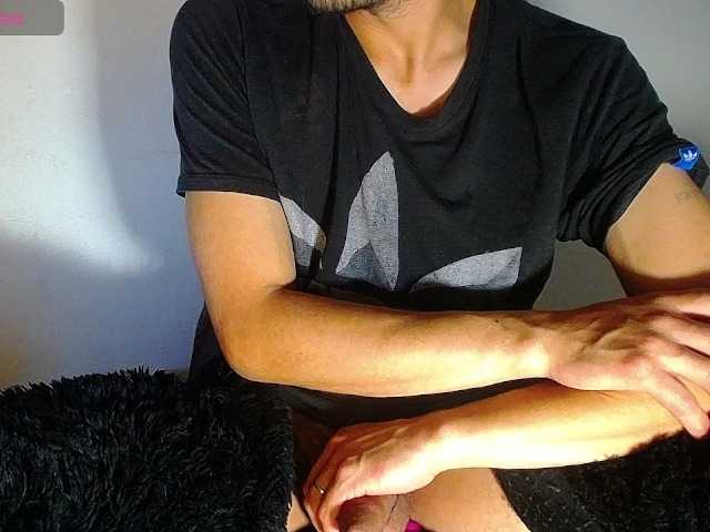 Live sex webcam photo for biglatin01 #277290883