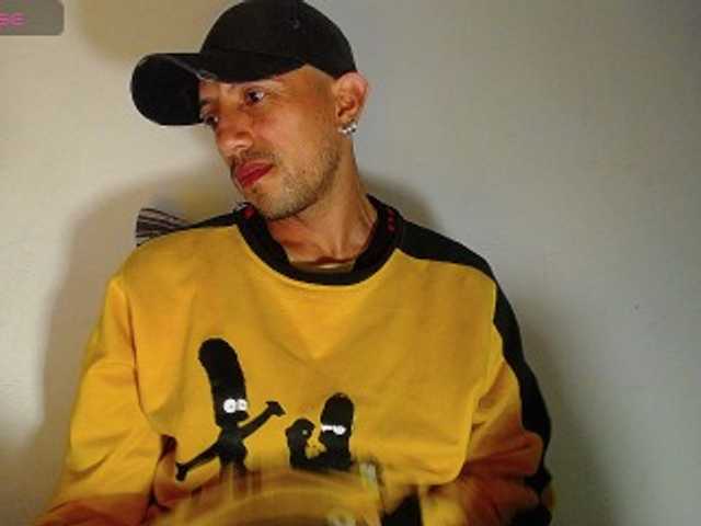 Live sex webcam photo for biglatin01 #277332653