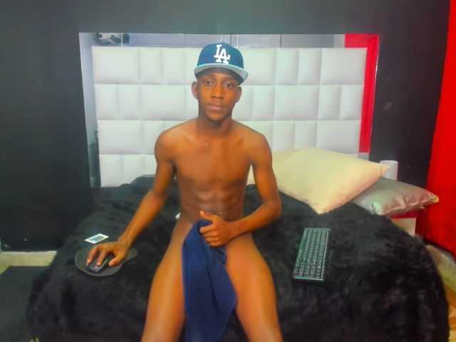 Live sex webcam photo for blackbigcock77 #275611261