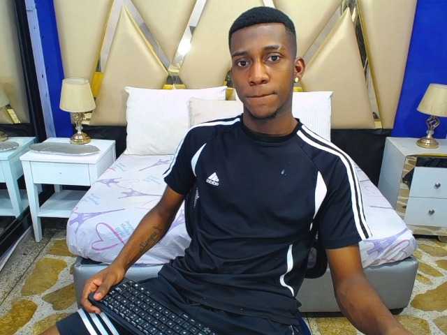 Live sex webcam photo for blackbigcock77 #277369440