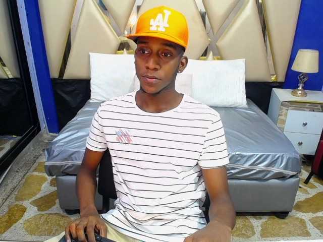 Live sex webcam photo for blackbigcock77 #277647079