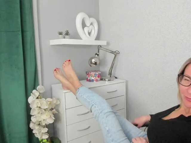 Live sex webcam photo for blondeSophie #276908040