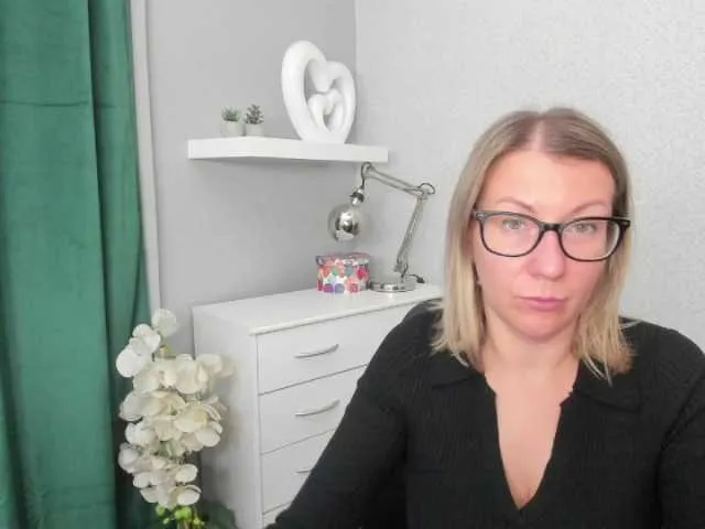 Live sex webcam photo for blondeSophie #276915459