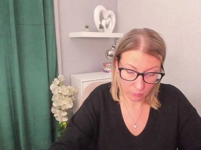 Live sex webcam photo for blondeSophie #276948915