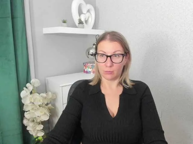 Live sex webcam photo for blondeSophie #276956135