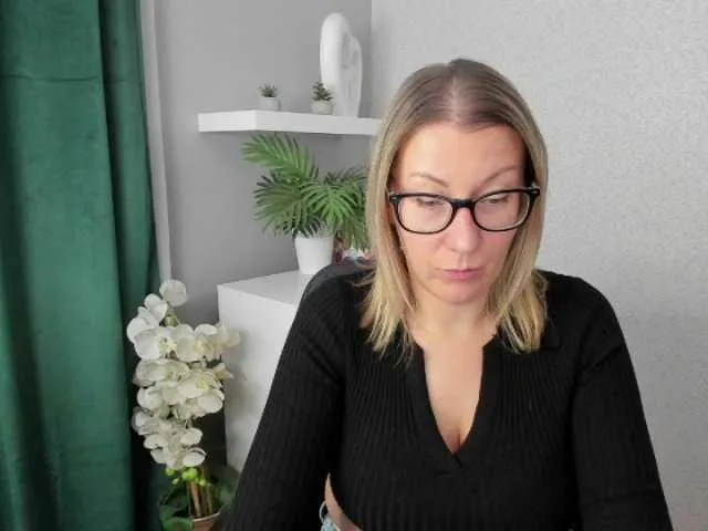 Live sex webcam photo for blondeSophie #277125713