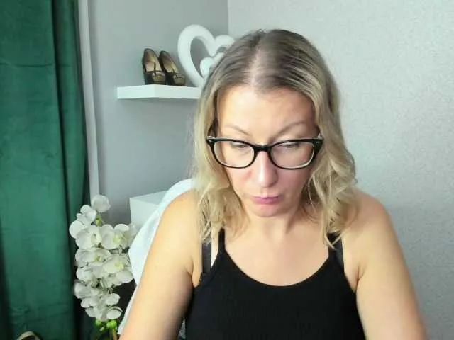 Live sex webcam photo for blondeSophie #277140128