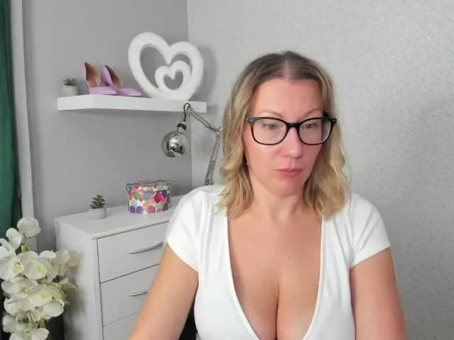 Live sex webcam photo for blondeSophie #277208067