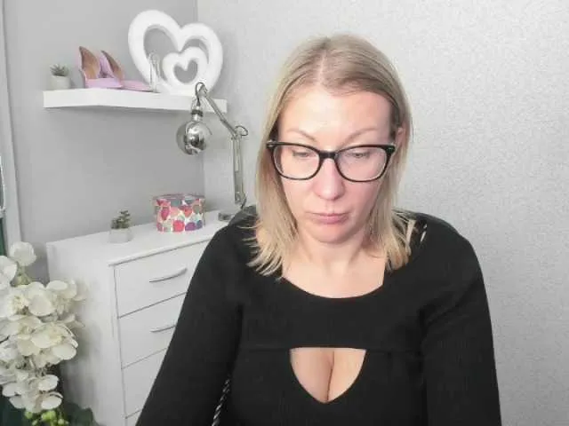 Live sex webcam photo for blondeSophie #277319441