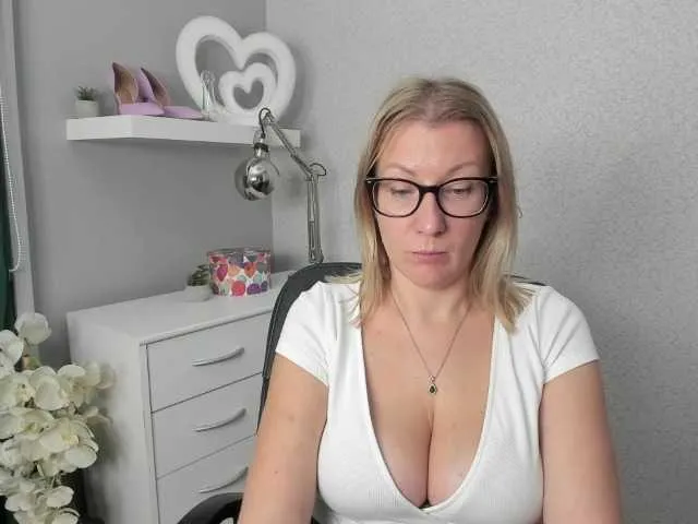 Live sex webcam photo for blondeSophie #277334147