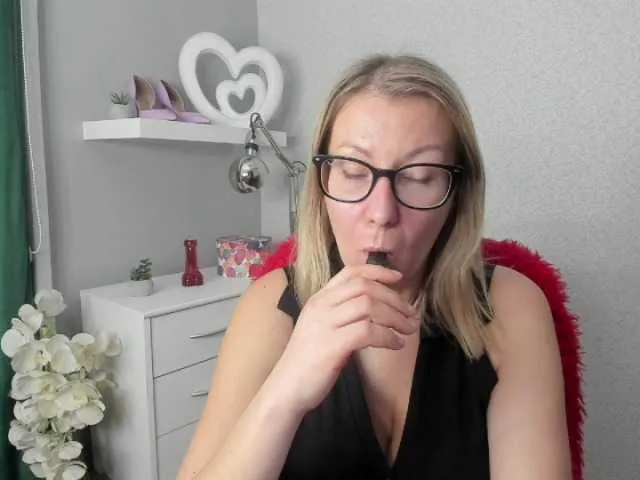 Live sex webcam photo for blondeSophie #277415583