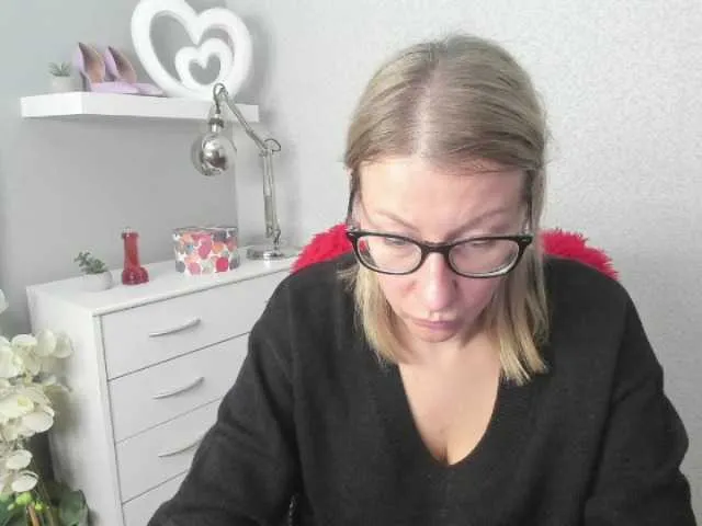 Live sex webcam photo for blondeSophie #277470581