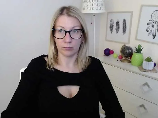 Live sex webcam photo for blondeSophie #277568652