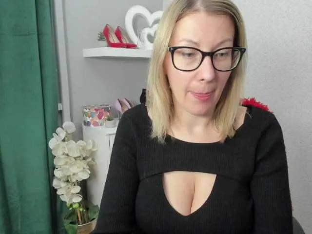 Live sex webcam photo for blondeSophie #277570203