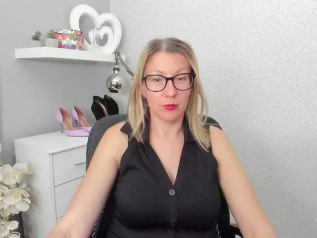 Live sex webcam photo for blondeSophie #277920477