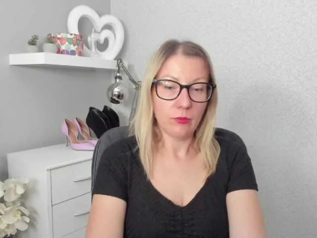 Live sex webcam photo for blondeSophie #277999018