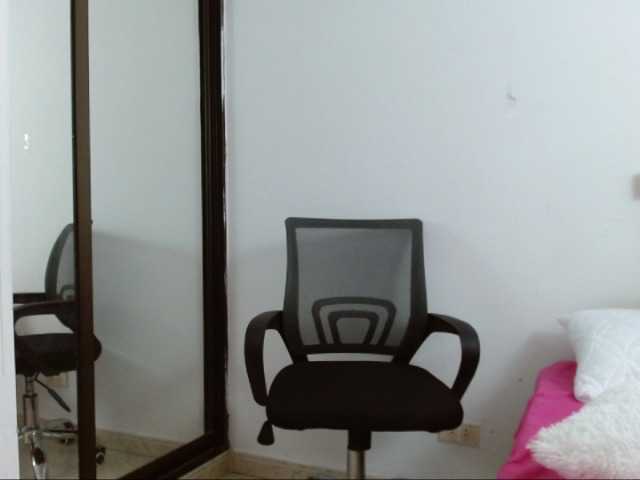 Live sex webcam photo for blondepetitte #272549577