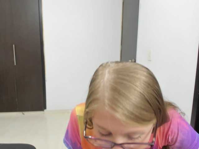 Live sex webcam photo for blondiepussy4 #275603461