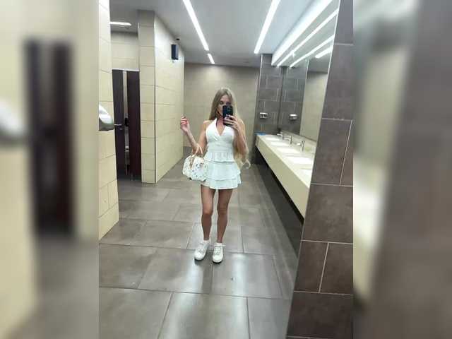 Live sex webcam photo for blondinochkaa #291392230