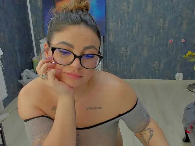 Live sex webcam photo for booty-queen #277165067