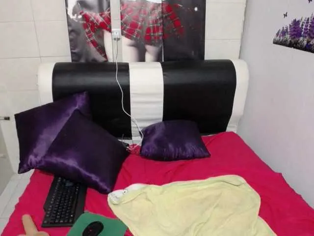 Live sex webcam photo for candystorm01 #271780610