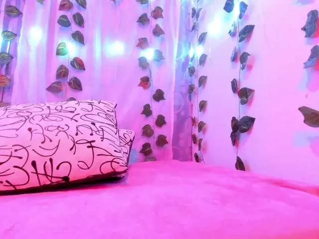 Live sex webcam photo for carolaine94 #290773436