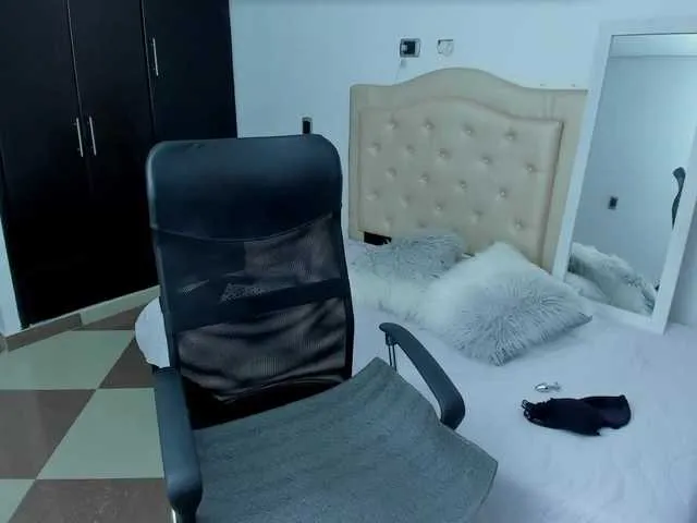 Live sex webcam photo for carolinaa2 #272901704