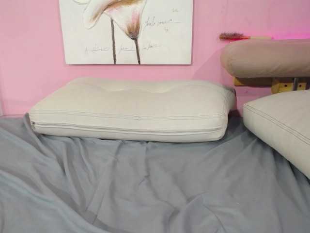 Live sex webcam photo for charlote-15 #272051581