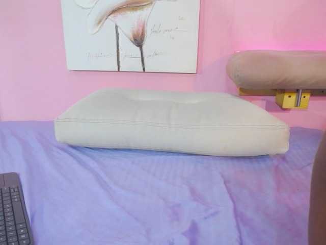 Live sex webcam photo for charlote-15 #272064805