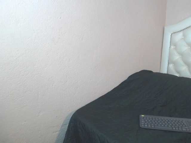 Live sex webcam photo for charlote-15 #273050224